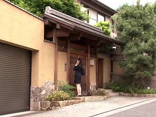 Gebonden en de bal mond gesnoerd Aziatische meisje fingered en fucked