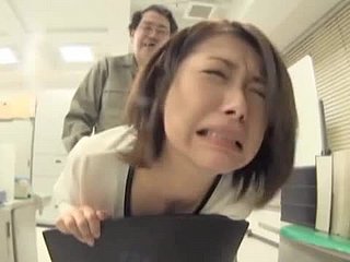 jalang keriting Jepang akan kacau oleh beberapa dudes terangsang