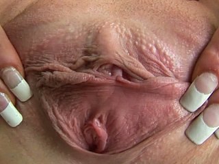 Fuckable brunette doxy opschept met enorme roze clit fro close-up instalment