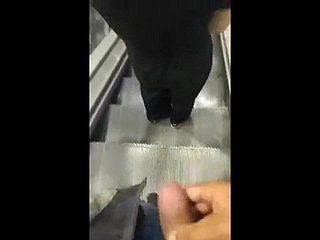 Cumsharking ติด Cum เพื่อหญิงสาวในบันไดเลื่อนซูเปอร์มาร์เก็ต