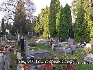 بیوہ Cemetary کی اوپر بڑا لنڈ بیکار ہے
