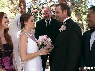 Schöne Braut hat einen Hochzeitstag gangbang with reference to den Strümpfen