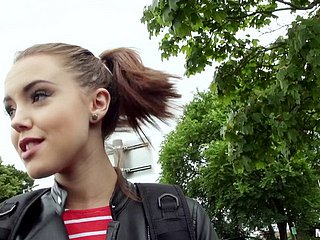 セクシーなピグテール十代の少女は、POVでディックと前髪を吸います