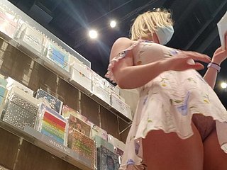 Cute kermis upskirt