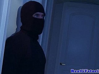Ev hanımı bir gece yarısı hırsız tarafından assfucked