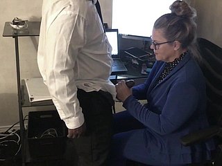 Зрелые бюро Шлюха Кода с черным Сотрудником На работе