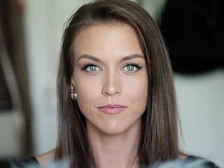Wie die Emotionen eines schönen Mädchens Wechsel während eines Orgasmus