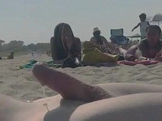 Lampeggiante cazzo sulla spiaggia