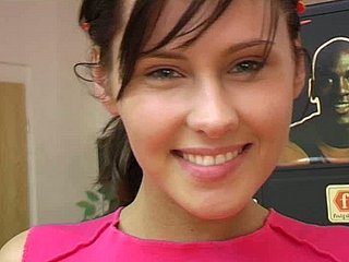 Sporty Nymphe stochert ihre schöne Pussy mit einem Glasdildo