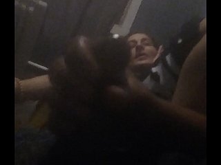 Compartilhando sofá com a esposa do irmão