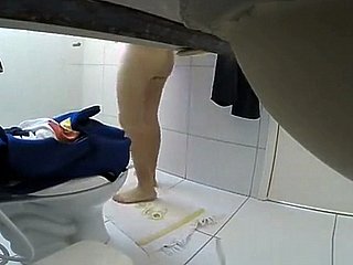 mengintip stepmoms pantat besar dan kemaluan wanita berbulu