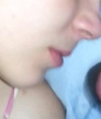 Cums tipo caliente sobre una chica morena preciosa mientras duerme