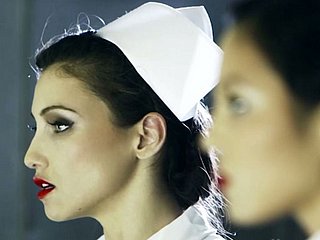 infirmières coquines dans le centre médical baise un patient avec strapon
