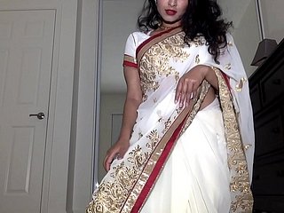 Desi Dhabi di Saree Telanjang dan Bermain dengan Pussy Berbulu