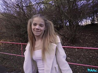 Teenager Babe donne BJ dans la forêt 1 - Agent public
