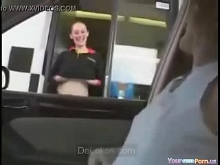 ENSEÑANDO LAS TISTAS EN MCDONALDS - Delokos.com