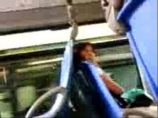 Otobüsteki heyecan verici kadın için yanıp sönen dick