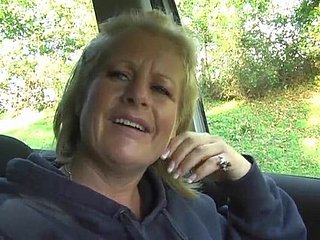 いたずらな成熟したRobyn Ryderは彼女の足を車に広げて遊ぶ