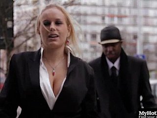 Chubby con grandi tette Bunging on Massive Dick Hardcore in porno interrazziale