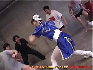 Chun-Li Cosplay Japanisches Baby in riesigen Bukkake Gangbang gepoltet