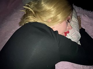 La madre vino de un club nocturno y me corro dentro de ella.