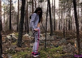 Écolière avait un sexe sensuel avec enseignant en PE dans la forêt