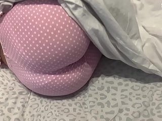 Il fidanzato della mamma mi ha scopato nel mio culo vergine. Feralberryy.