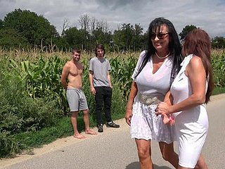 Horny jatuh tempo Emily Devine dan Lilian Black Get Fucked Outdoors