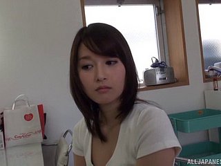 Getirme ve sevimli Japon civciv ve üç çok azgın adam