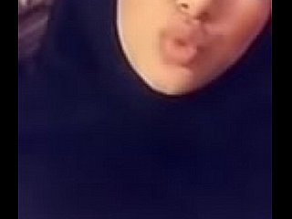 Muslimisches Hijabi -Mädchen mit großen Brüsten nimmt XXX Selfie -Video