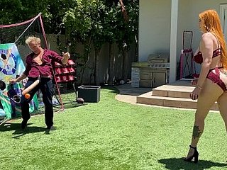 Beamy Hot goods Dominate Redhead Mom spielt Penis Bop mit Stiefsos riesiger weißer Schwanz