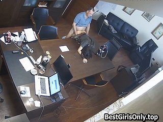 Der russische Chef fickt Sekretär im Büro auf versteckter Kamera