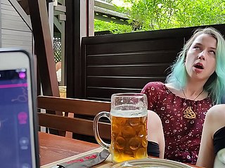 Kiểm soát cực khoái từ xa của cô gái riêng của tôi trong quán rượu!