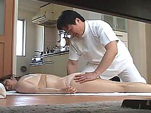 MILF asiático de fome de pau é massageado e depois fodido com força