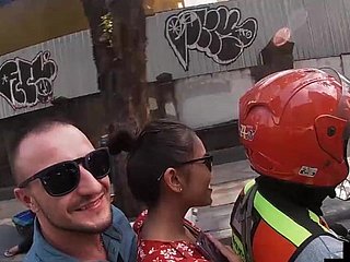 Coppia amatoriale in una giornata fuori a Bangkok