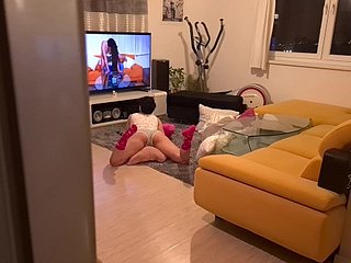 Azgın stepister porno izlerken yakaladı ve ağzına aldı