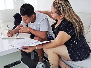 Aiuto il figliastro clean i compiti, il suo cazzo mi distrae e finisco per succhiarlo