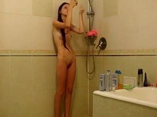 Menina magra debaixo pull off chuveiro
