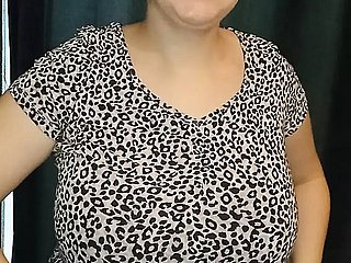 Zeichnen Sie Bluse und BH aus