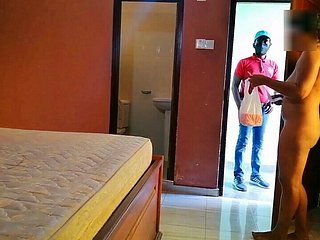 Layanan kamar motel mengetuk pintu kami dan meniduri istri saya в “Cuckold Castle in the air