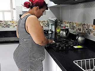 私の継母を台所で性交するように誘惑します