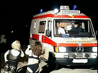 Napalone karły dziwki wysysają narzędzie Guya w karetce