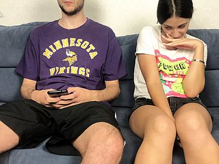 Chị kế phát hiện Action Brothers Chubby Gumshoe qua quần uncivil và không thể cưỡng lại! Handjob tương hỗ cực khoái