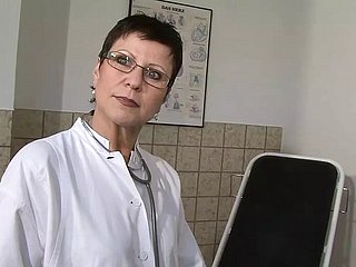 Milfs nóng và háo hức thưởng thức âm hộ với đồ chơi - 3