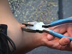 Herrliches junges Mädchen surrounding einem bdsm Korsett ist mit einer Zange ausgepeitscht
