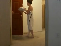 هواة قطرات منشفة لها لتسليم الرجل