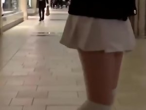المشي في سن المراهقة في المول مع هزاز
