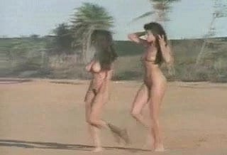Dua bayi pantai nudist