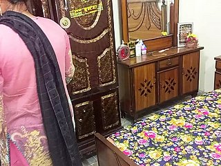 Saudi Fat Ass Stepmom ร้อนขณะรีดเสื้อผ้าลูกเลี้ยงมาและ fucks เธอคร่าว