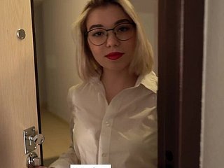 家庭教師のベイビーは、自宅でテーブルで学生に犯されたPOV